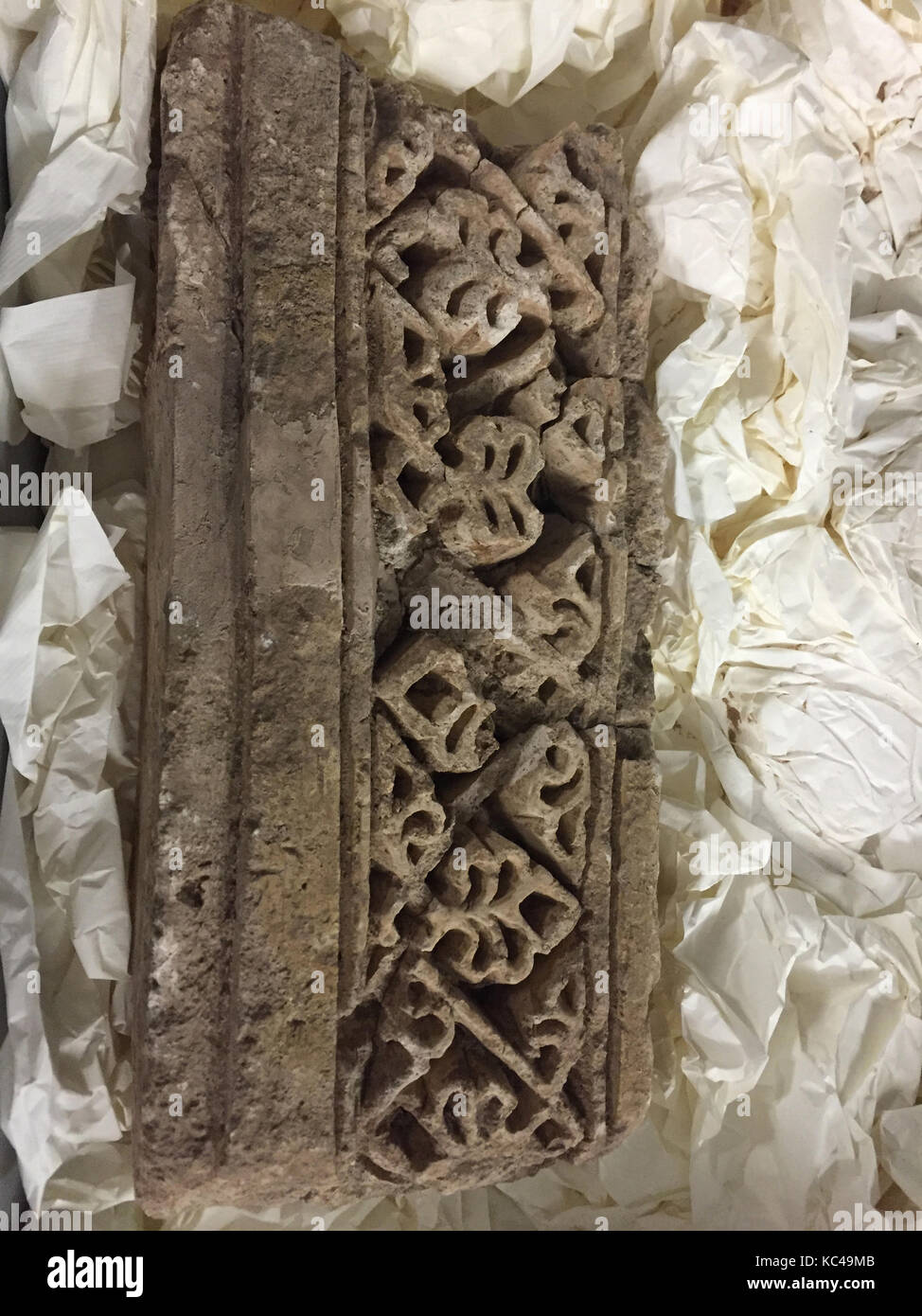 Fragment, 9e-10e siècle, l'objet de fouilles en Iran, Nishapur, plâtre sculpté, Sculpture ; Banque D'Images