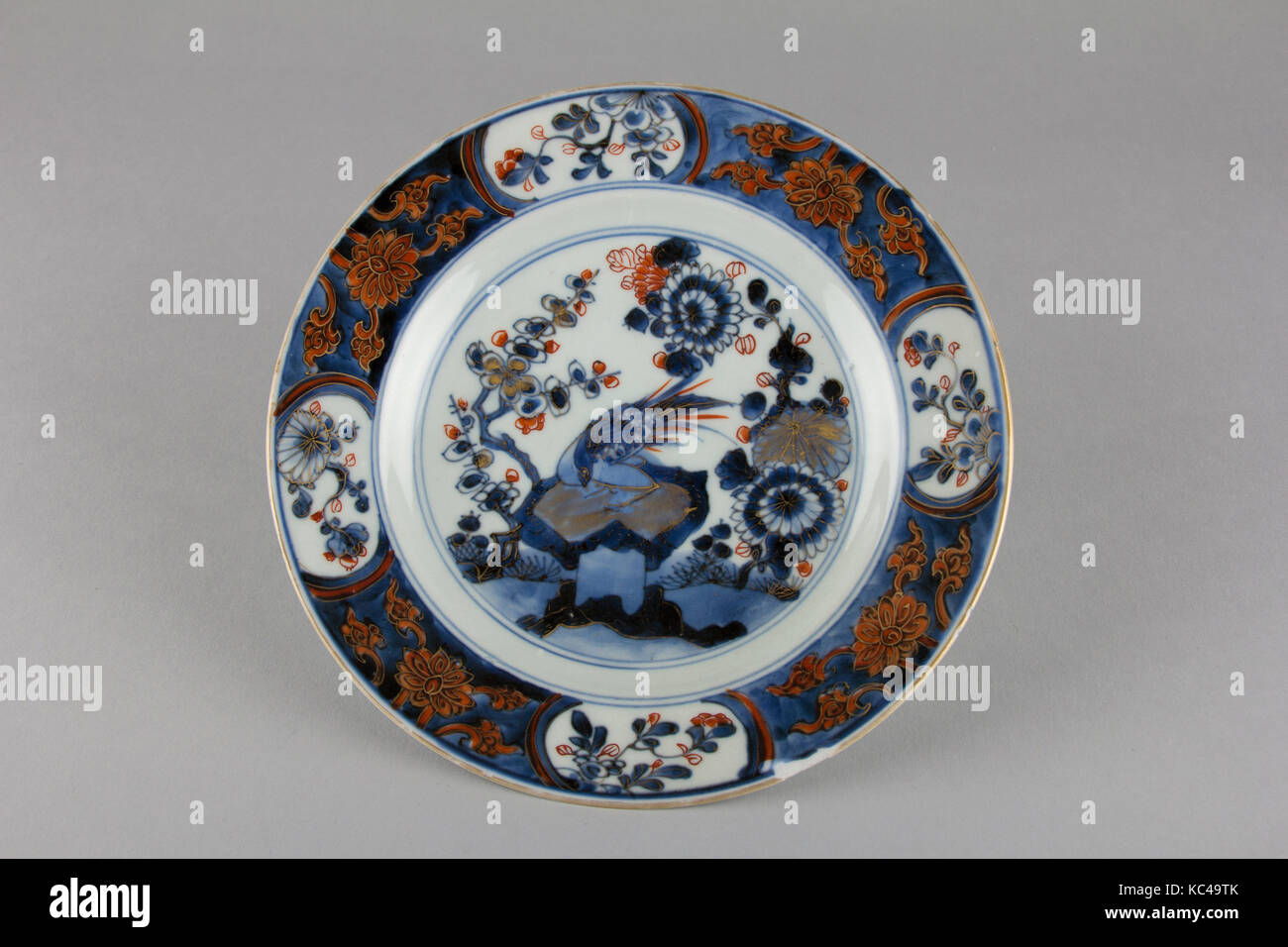Plaque, 18ème siècle, Chine, porcelaine peinte en bleu et sous glaçure rouge fer overglaze, H. 1 1/4 in. (3,2 cm) ; Diam. 8 5/8 po Banque D'Images