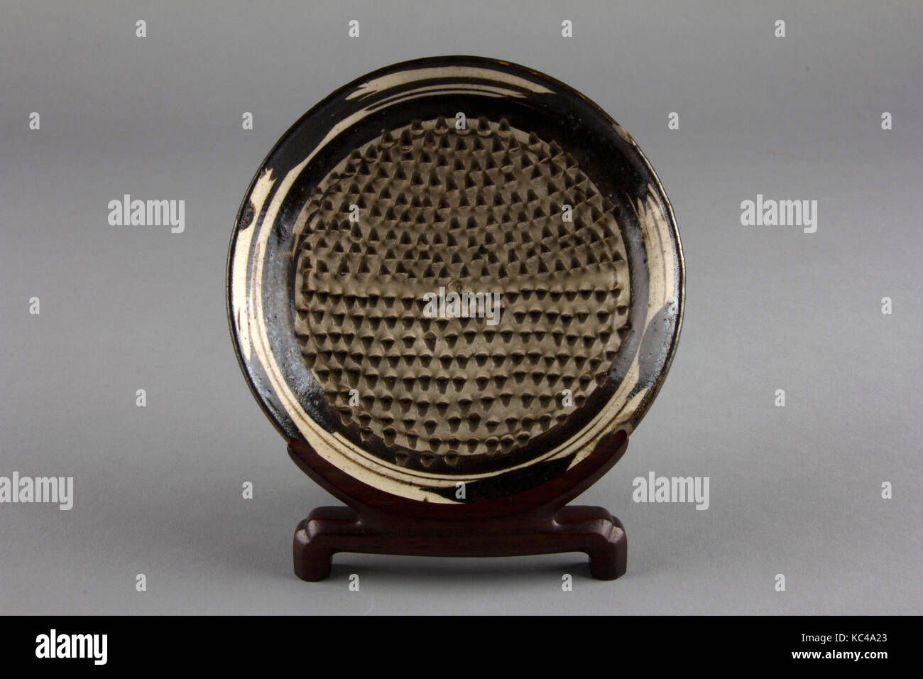 Lave, Dynastie Song (960-1279), la Chine (Henan, Grès, pot type Cizhou type), diam. 5 in. (12,7 cm), Céramique Banque D'Images
