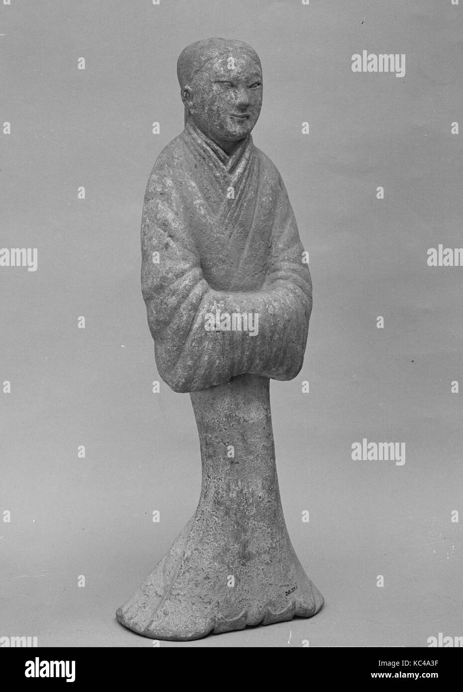 La figure d'une dame, dans l'ouest de la dynastie des Han (206 av. J.-A.D. 9), de la Chine, en grès avec des traces de pigments, H. 16 1/4 in. (41,3 cm Banque D'Images