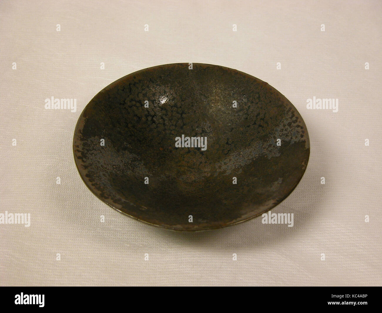 (Un bol d'une paire), le style de la dynastie Song (960-1279), Chine, Grès avec golden-black de la fourrure de lièvre glaze couverte temmoku (ware ?), H Banque D'Images