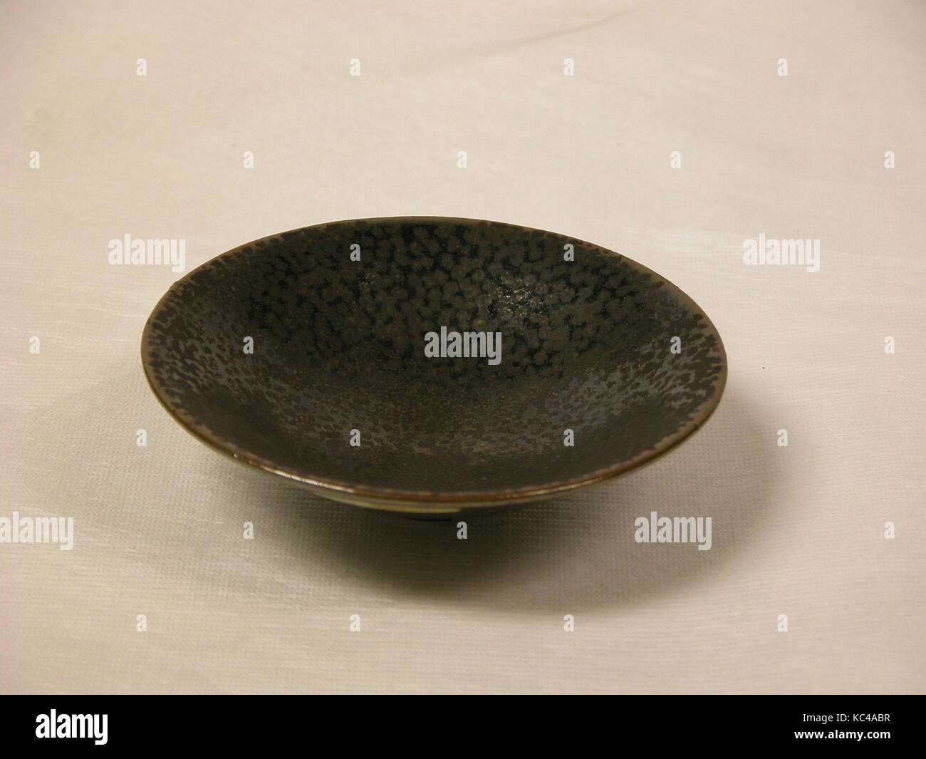 (Un bol d'une paire), le style de la dynastie Song (960-1279), Chine, Grès avec golden-black de la fourrure de lièvre glaze couverte temmoku (ware ?), H Banque D'Images