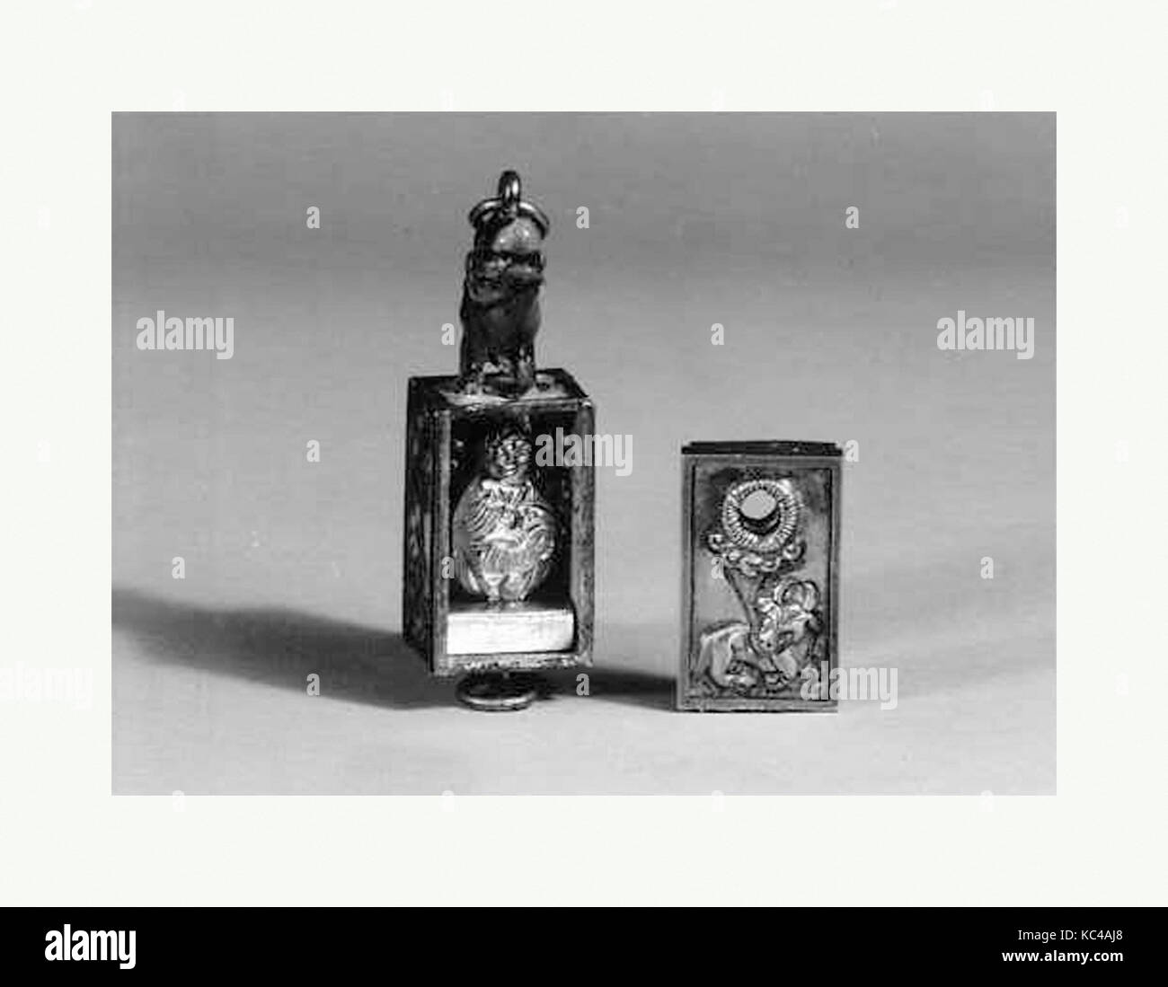 Pendentif, fin du xixe ou début du xxe siècle, le Japon, l'argent, et de l'émail doré, H. 1 1/2 in. (3,8 cm) ; W. 9/16 in. (1,4 cm) ; D. 3/4 in Banque D'Images