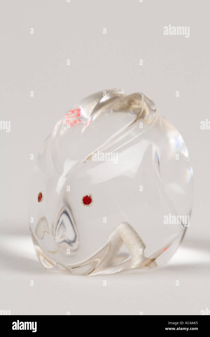Netsuke de lapin, 20e siècle, le Japon, le cristal, la cire, H. 1 5/8 in. (4,1 cm) ; W. 1 3/8 in. (3,5 cm) ; L. 1 7/8 in. (4.8 cm Banque D'Images
