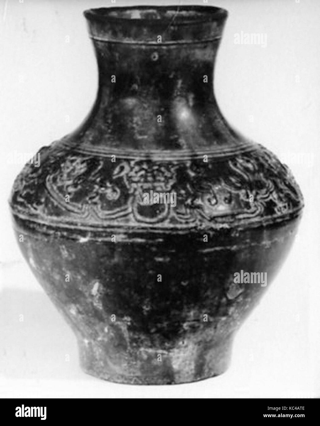 Jar, dynastie des Han (206 av. J.-A.D. 220), la Chine, la poterie vernissée, H. 14 1/8 in. (35,9 cm) ; W. 11 3/4 in. (29,8 cm), Céramique Banque D'Images