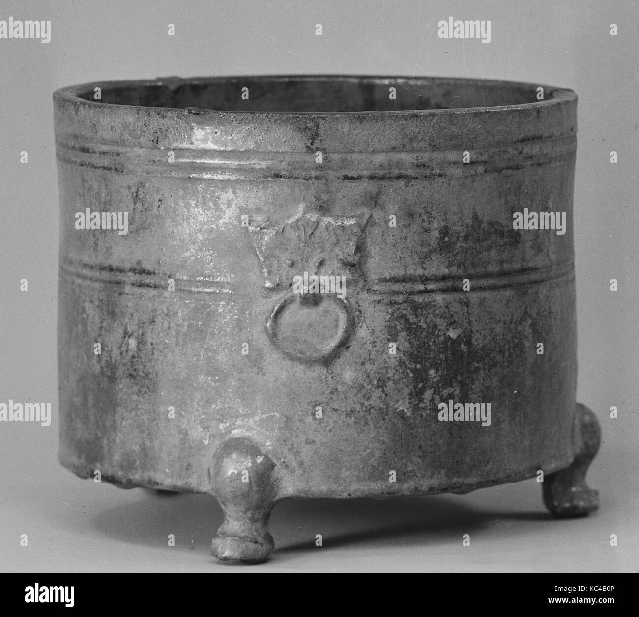 Cuve cylindrique (Lien), de la dynastie des Han (206 av. J.-A.D. 220), de la Chine, de la Poterie, H. 6 1/2 in. (16,5 cm) ; Diam. 7 3/4 in. (19.7 cm Banque D'Images