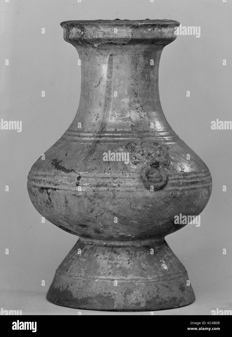 Vase, de la dynastie des Han (206 av. J.-A.D. 220), de la Chine, de la Poterie, argile rouge foncé, H. 15 1/2 po. (39,4 cm) ; Diam. 9 3/4 in. (24,8 cm Banque D'Images