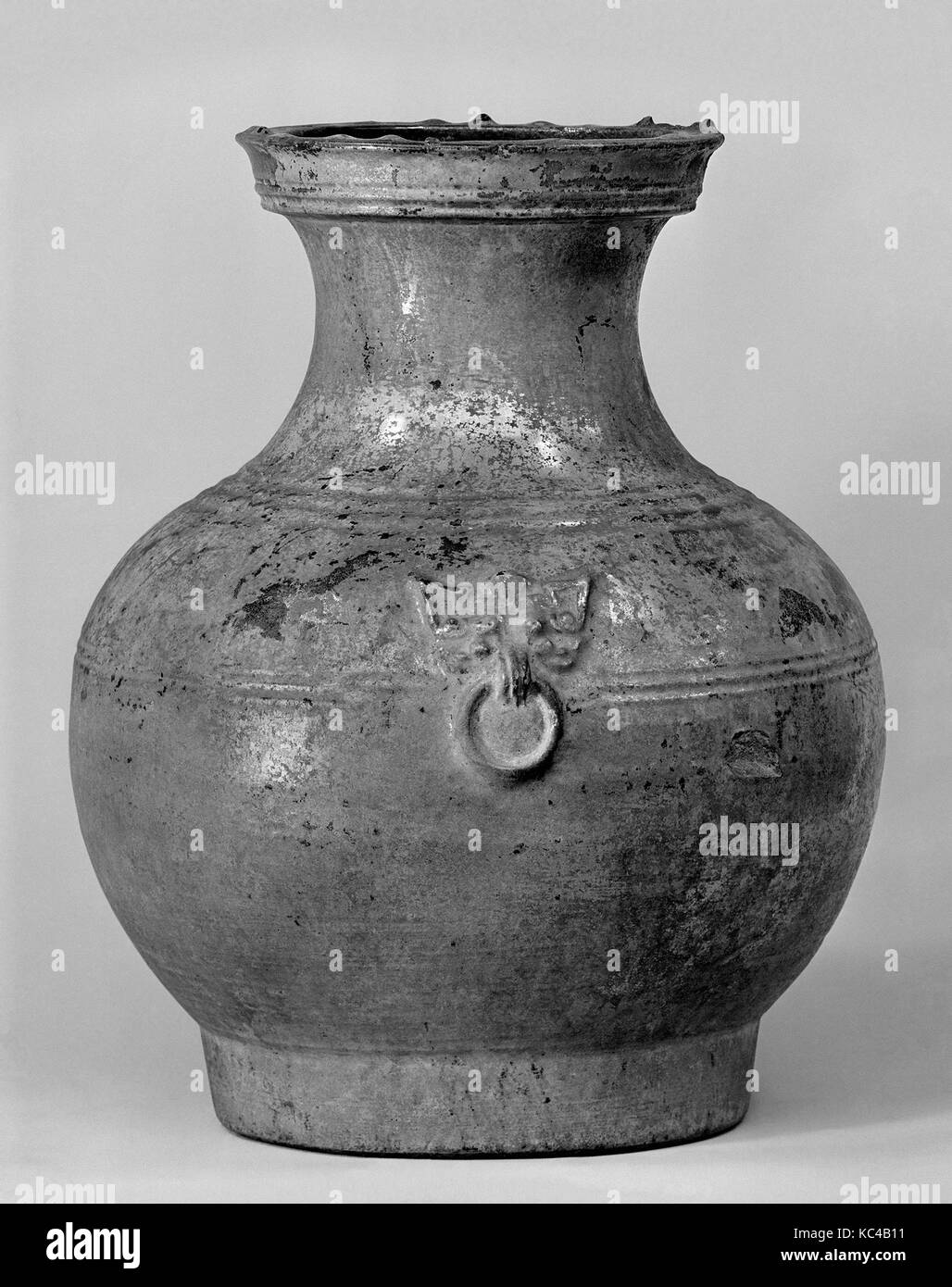 Vase, de la dynastie des Han (206 av. J.-A.D. 220), de la Chine, de la Poterie, H. 15 1/4 in. (38,7 cm) ; Diam. 11 3/4 in. (29,8 cm), Céramique Banque D'Images