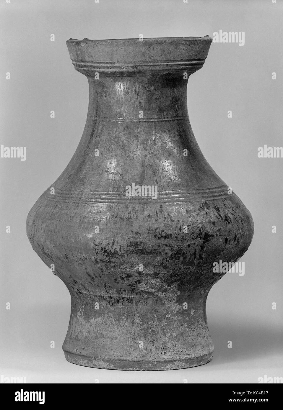 Vase, de la dynastie des Han (206 av. J.-A.D. 220), de la Chine, de la Poterie, H. 17 1/4 in. (43,8 cm) ; Diam. de la jante 7 3/4 in. (19,7 cm) ; Diam. 1/4 12 Banque D'Images