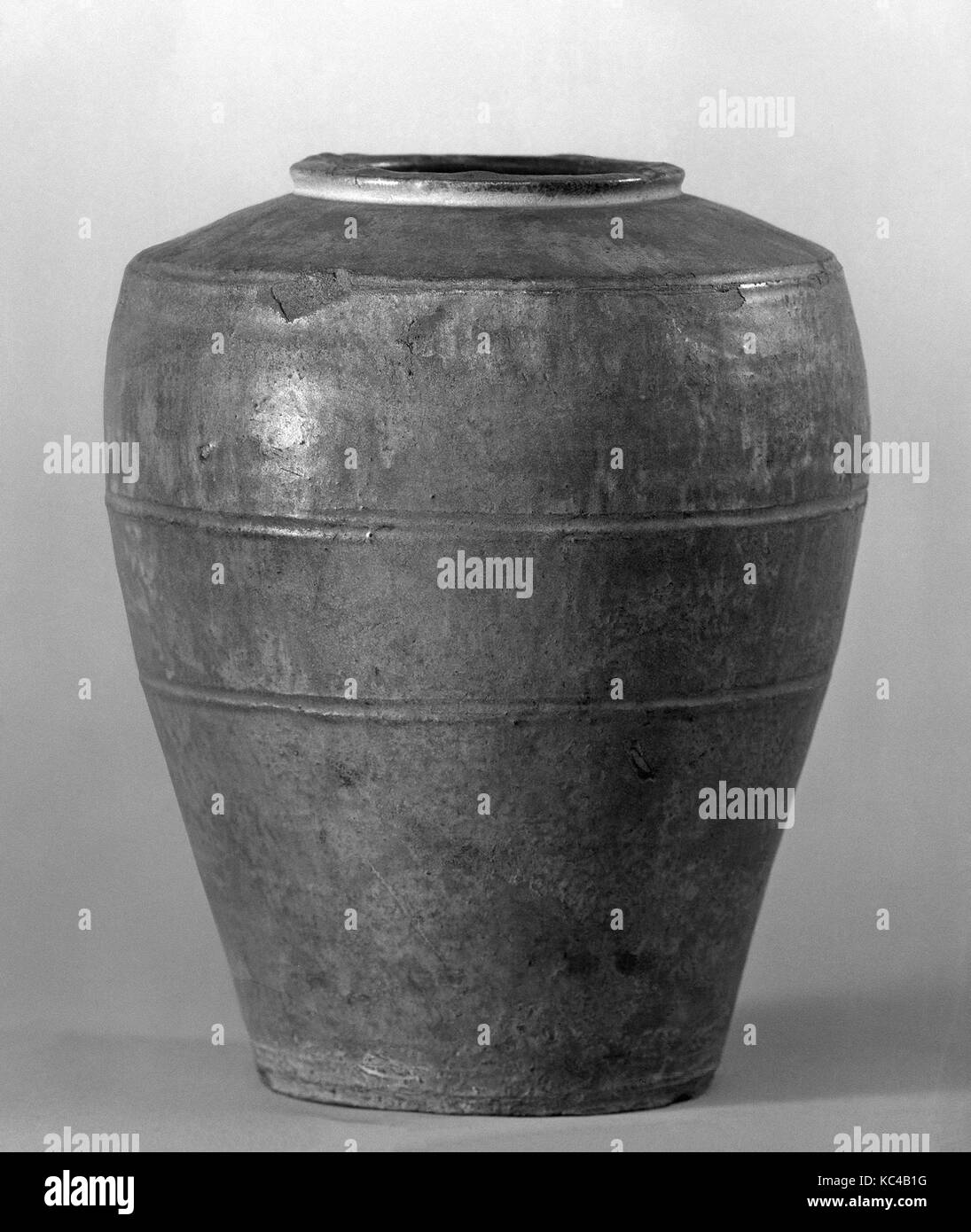 Grenier d'urne, de la dynastie des Han (206 av. J.-A.D. 220), de la Chine, de la Poterie, H. 10. (25,4 cm) ; Diam. 7 3/4 in. (19,7 cm), Céramique Banque D'Images