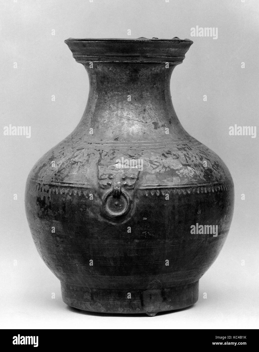 Vase, de la dynastie des Han (206 av. J.-A.D. 220), de la Chine, de la Poterie, H. 13 1/2 in. (34,3 cm) ; Diam. 10 1/2 in. (26,7 cm), Céramique Banque D'Images