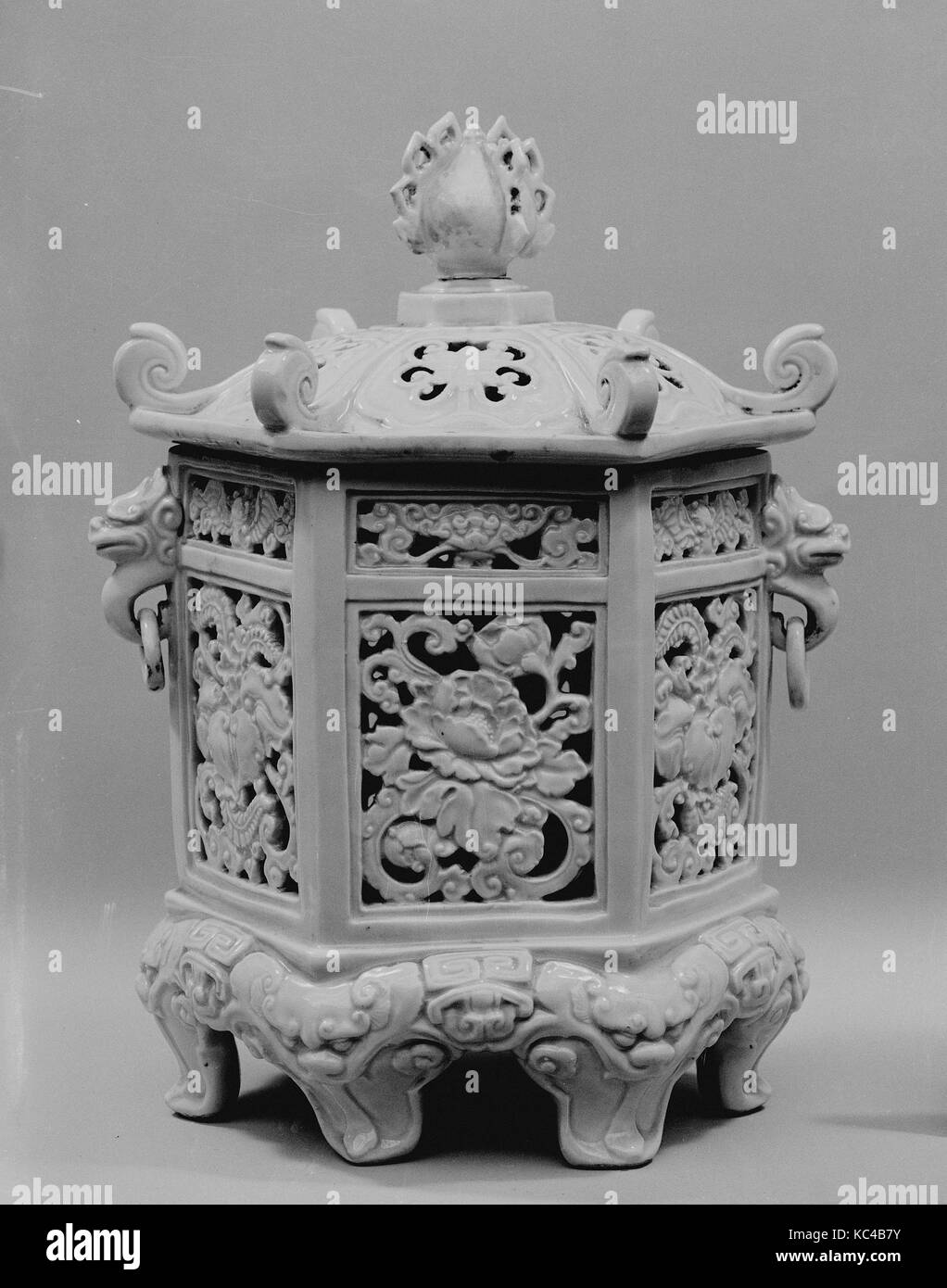 Brûleur d'encens en forme de lanterne suspendue (l'un d'un 白磁陽刻釣り灯籠形香炉 一対), paire, de la période Edo (1615-1868), 18e siècle, le Japon Banque D'Images