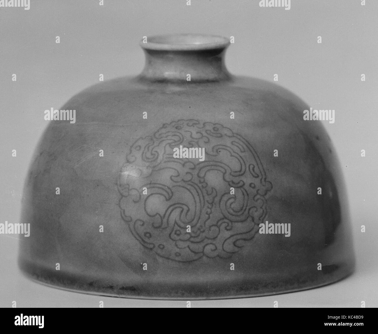 Coupé l'eau, de la dynastie Qing (1644-1911), marque et période Kangxi (1662-1722), Chine, Porcelaine avec décor incisé Banque D'Images