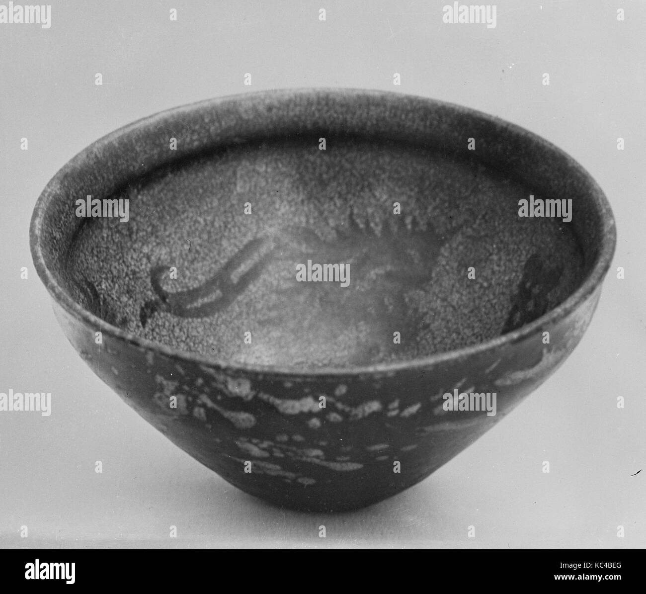 Bol, Southern Song (1127-1279)-Yuan (1271-1368) dynastie, ca. 13e et 14e siècle, la Chine, en grès avec des dessins sur la réserve Banque D'Images
