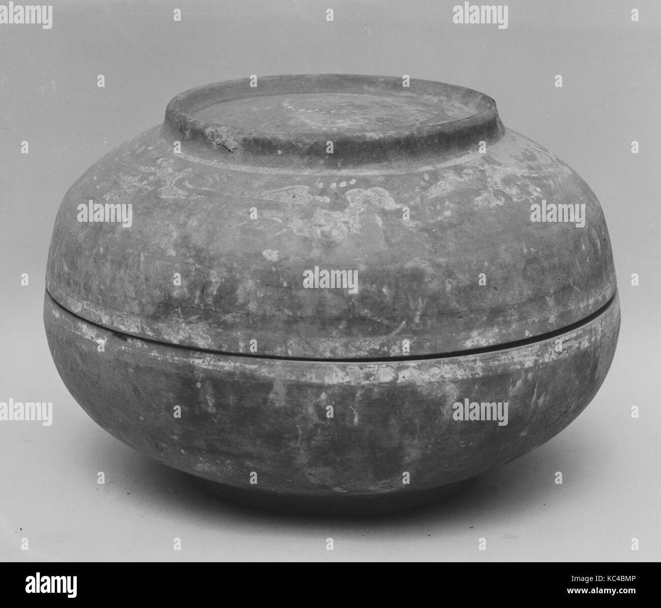 Bol à couvercle, de la dynastie des Han (206 av. J.-A.D. 220), la Chine, la céramique émaillée, H. 5 3/4 in. (14,6 cm) ; Diam. 8 1/4 in. (21 cm Banque D'Images
