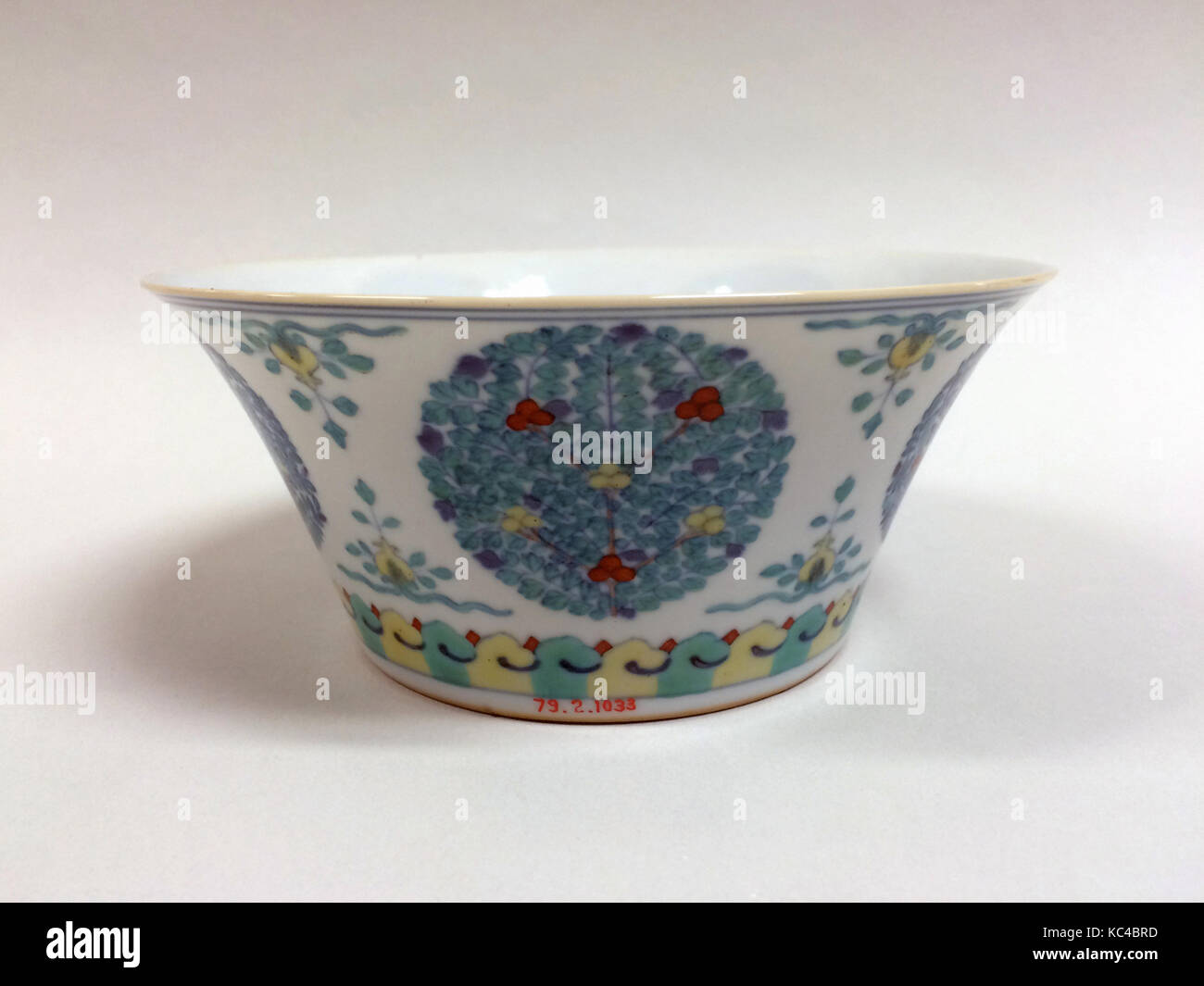 Bol, xixème siècle, Chine, porcelaine peinte en bleu sous glaçure et émaux polychromes overglaze, H. 2 5/8 in. (6,7 cm) ; O. 6 Banque D'Images