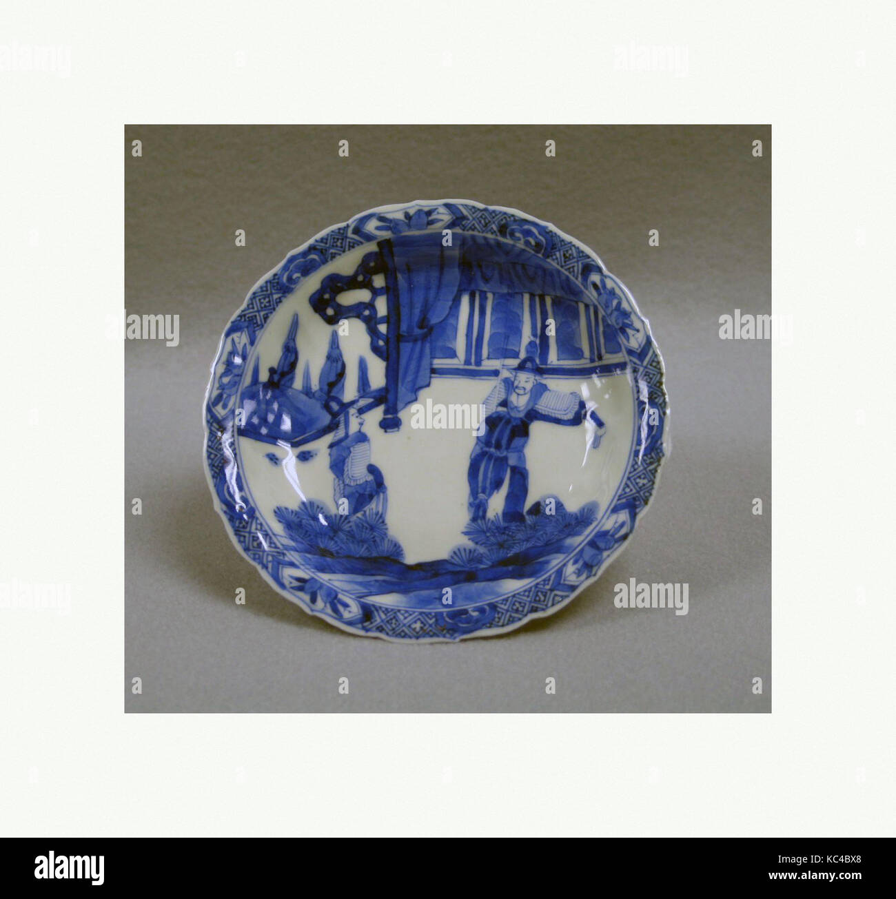 Plat avec chiffres, Japon, porcelaine peinte avec le bleu cobalt sous glaçure transparente, un, diam. 5 3/16 in. (13,2 cm), Céramique Banque D'Images