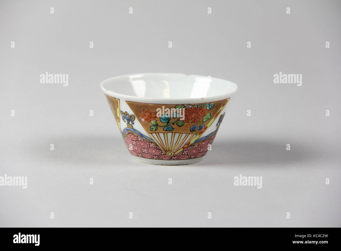 Tasse, de la dynastie Qing (1644-1911), Chine, porcelaine peinte en doré et émaux polychromes overglaze, H. 1 1/2 in. (3,8 cm) ; Diam. 2 Banque D'Images