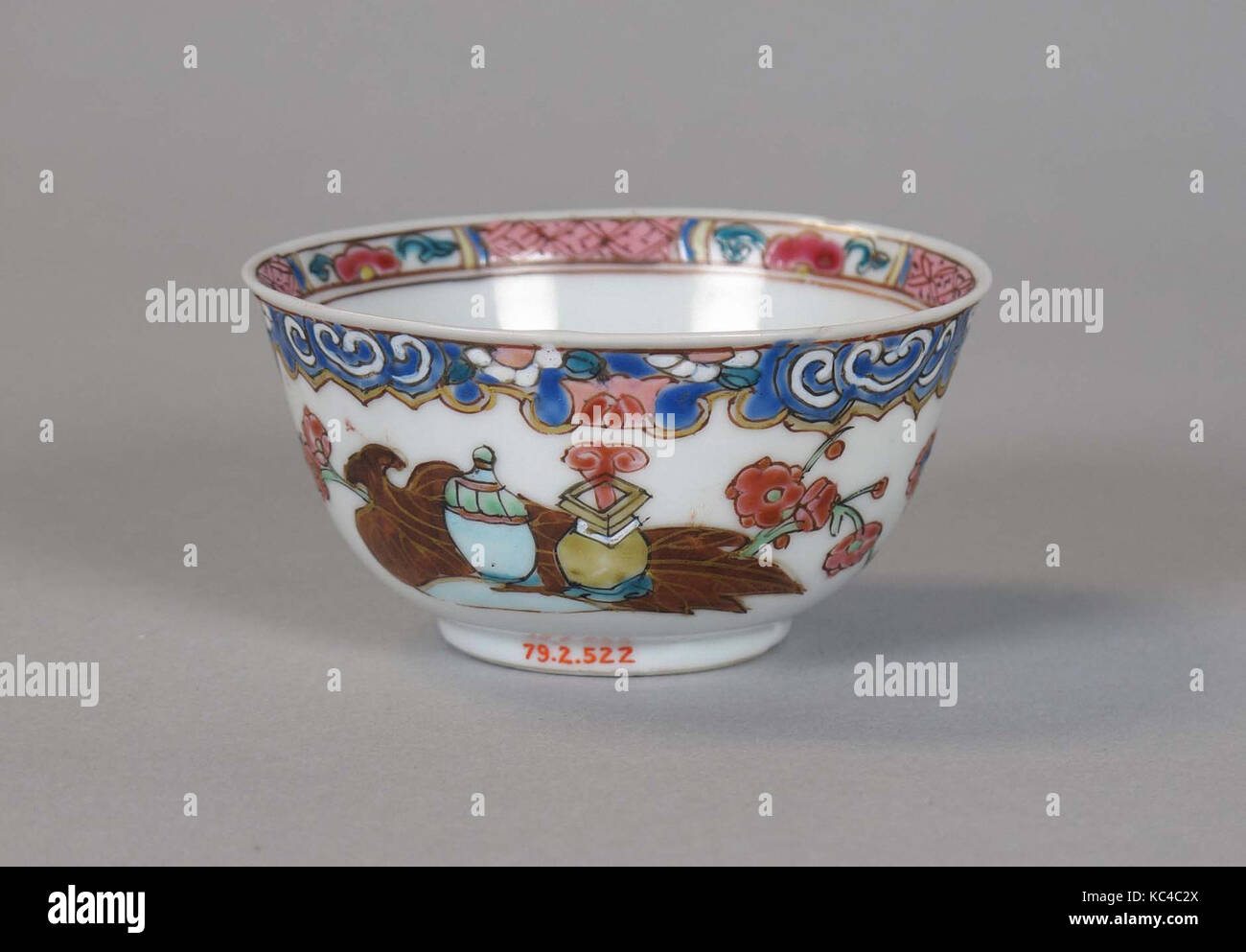Tasse, de la dynastie Qing (1644-1911), de la période Qianlong (1736-95), 18e siècle, la Chine, porcelaine peinte en émaux polychromes overglaze Banque D'Images