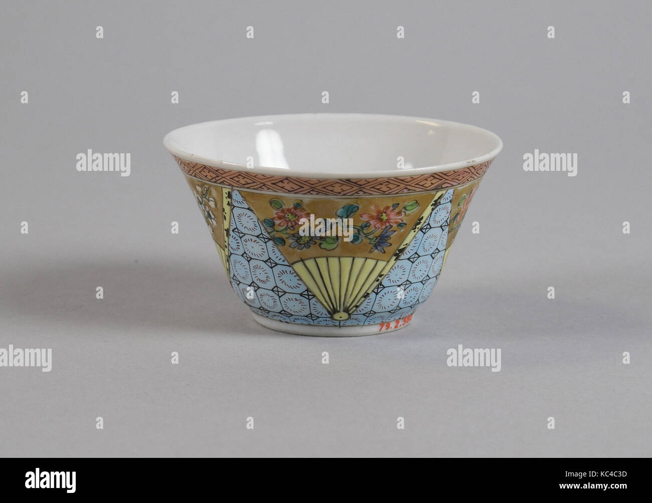 Tasse, de la dynastie Qing (1644-1911), Chine, porcelaine peinte en émaux polychromes overglaze, H. 1 1/2 in. (3,8 cm) ; Diam. 2 3/4 po Banque D'Images