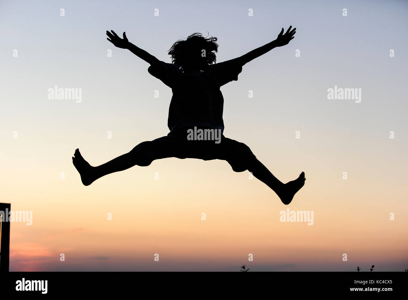 Allemagne, garçon sautant sur un trampoline, Silhouette Banque D'Images