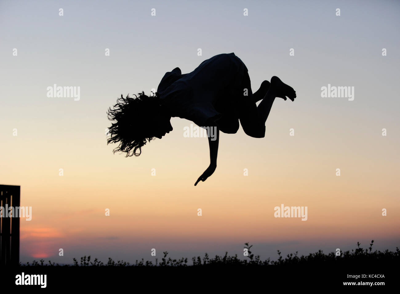 Allemagne, garçon sautant sur un trampoline, Silhouette Banque D'Images