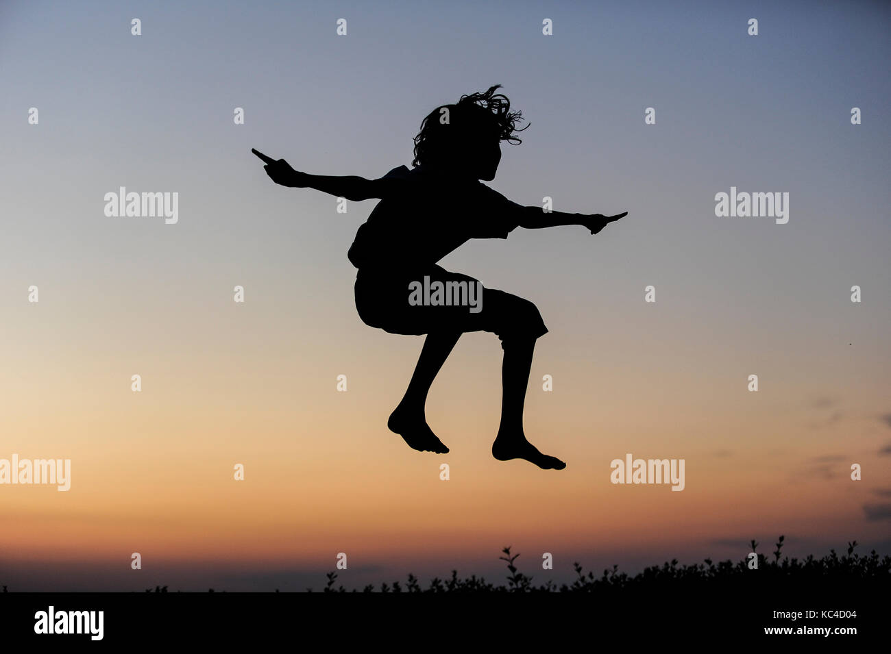 Allemagne, garçon sautant sur un trampoline, Silhouette Banque D'Images