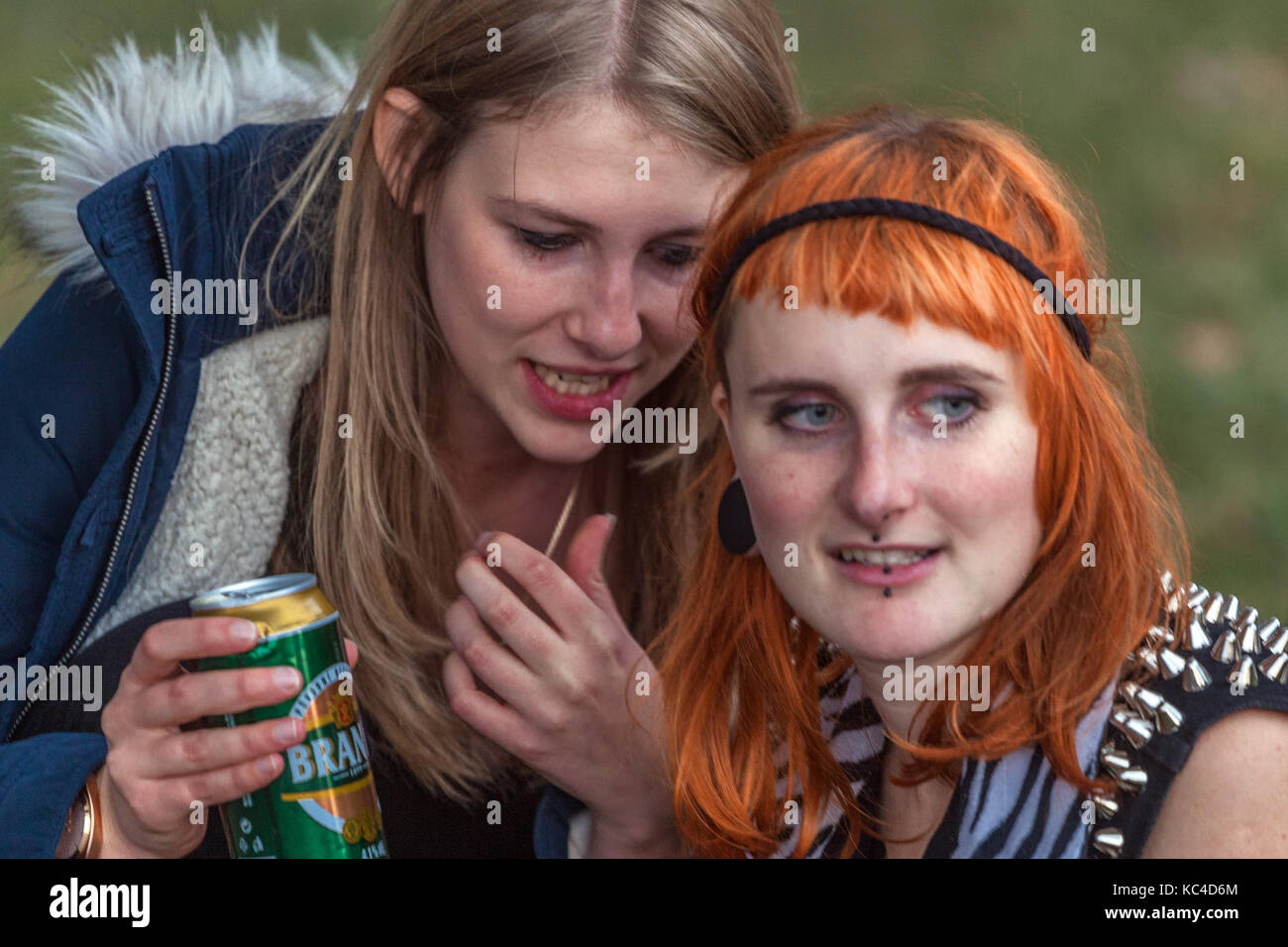 Deux jeunes filles lors d'une conversation et boire de la bière à partir d'une canette, marques Branik, Prague, République tchèque filles amis Banque D'Images