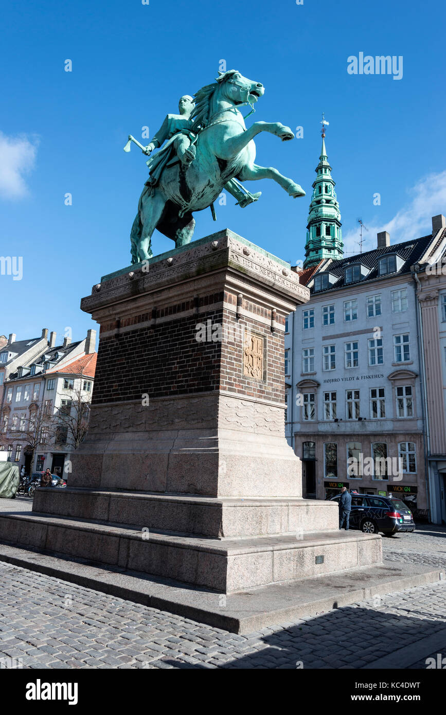 La statue équestre de l'évêque Absalon (1128 - 21 mars 1201) sur l'Hojbro Plads à Copenhague, Danemark. la statue a été inaugurée en 1902 pour marquer le Banque D'Images