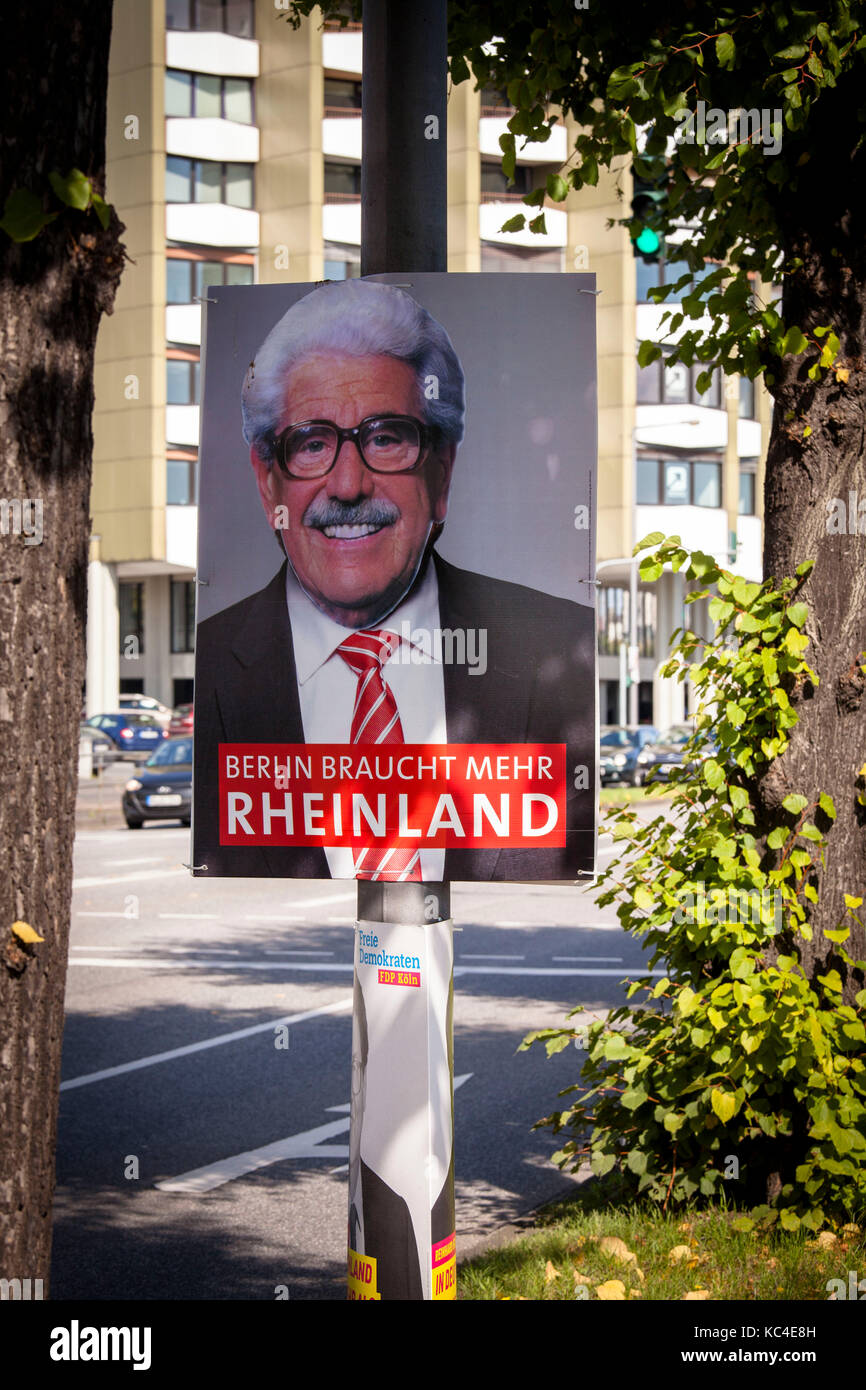 Allemagne, Cologne, un joker a couvert une affiche électorale du SPD dans la rue Konrad-Adenauer-Ufer avec une photo de l'acteur populaire Willy Millowitsch. Banque D'Images Allemagne, Cologne, un joker a couvert une affiche électorale du SPD dans la rue Konrad-Adenauer-Ufer avec une photo de l'acteur populaire Willy Millowitsch. Banque D'Images