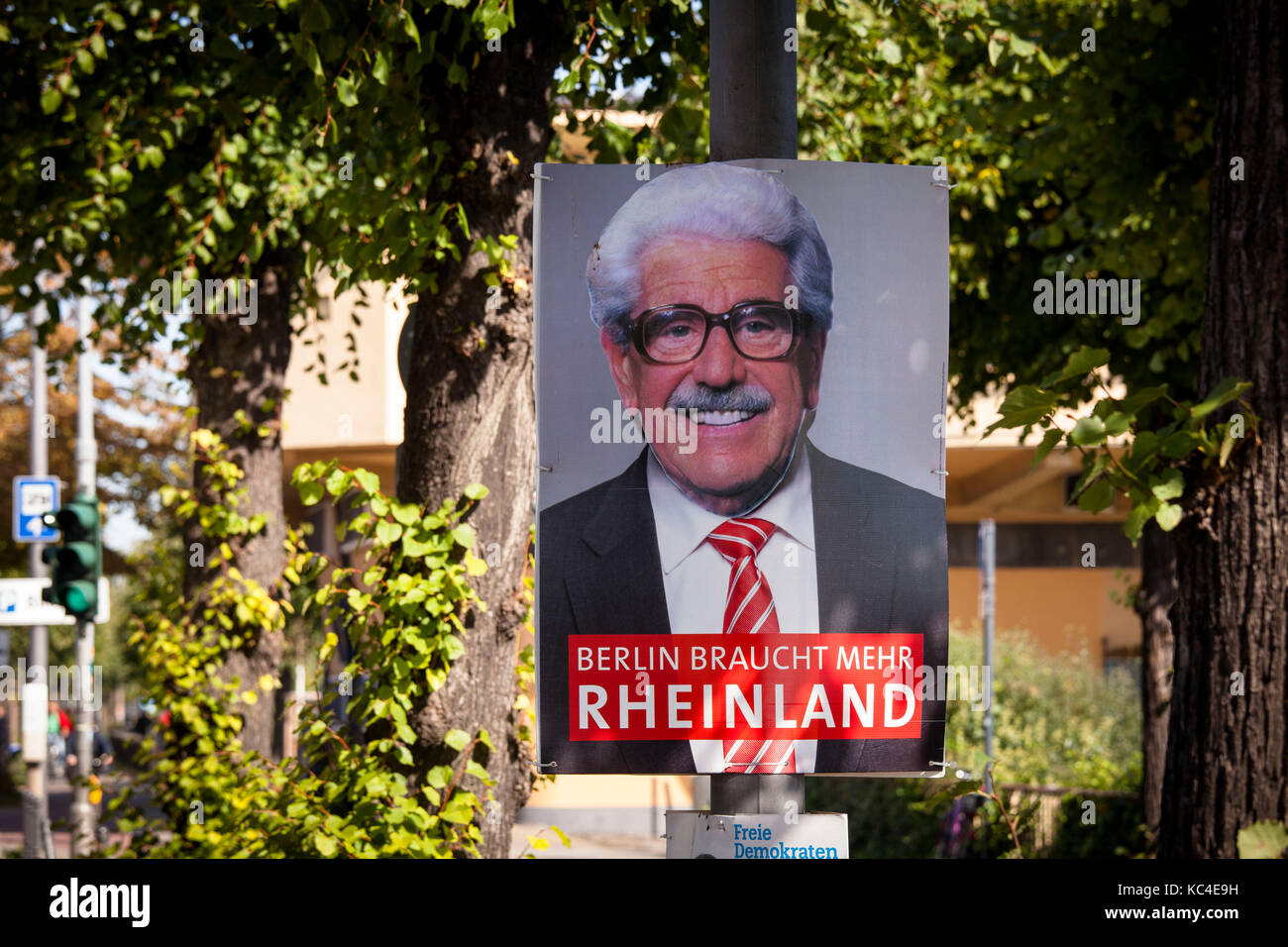 Allemagne, Cologne, un joker a couvert une affiche électorale du SPD dans la rue Konrad-Adenauer-Ufer avec une photo de l'acteur populaire Willy Millowitsch. Banque D'Images Allemagne, Cologne, un joker a couvert une affiche électorale du SPD dans la rue Konrad-Adenauer-Ufer avec une photo de l'acteur populaire Willy Millowitsch. Banque D'Images