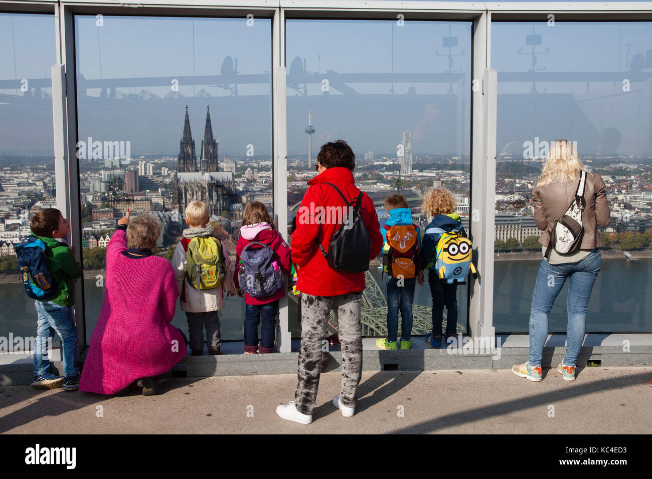 Allemagne, Cologne, visiteurs au pont d'observation de la Tour du Triangle dans le quartier Deutz, vue sur le Rhin jusqu'à la cathédrale. Allemand Banque D'Images