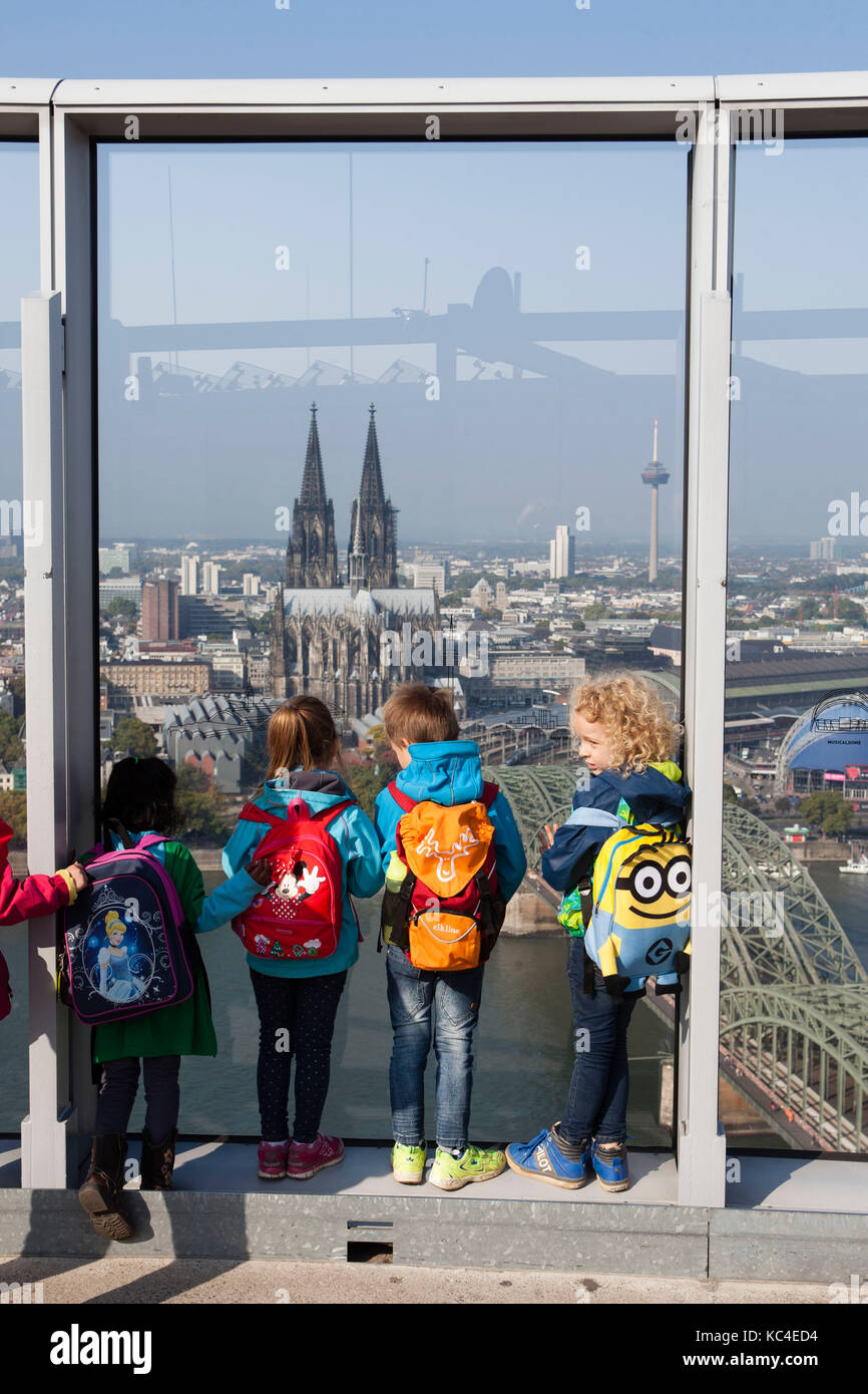 Allemagne, Cologne, visiteurs au pont d'observation de la Tour du Triangle dans le quartier Deutz, vue sur le Rhin jusqu'à la cathédrale. Allemand Banque D'Images