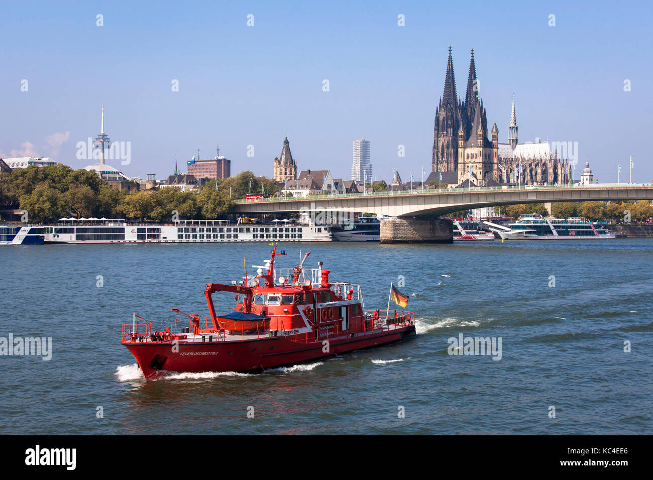 Allemagne, Cologne, un bateau de lutte contre les incendies sur le Rhin, en arrière-plan la cathédrale et l'église Gross St. Martin. Allemagne, Koeln, Allemagne Banque D'Images