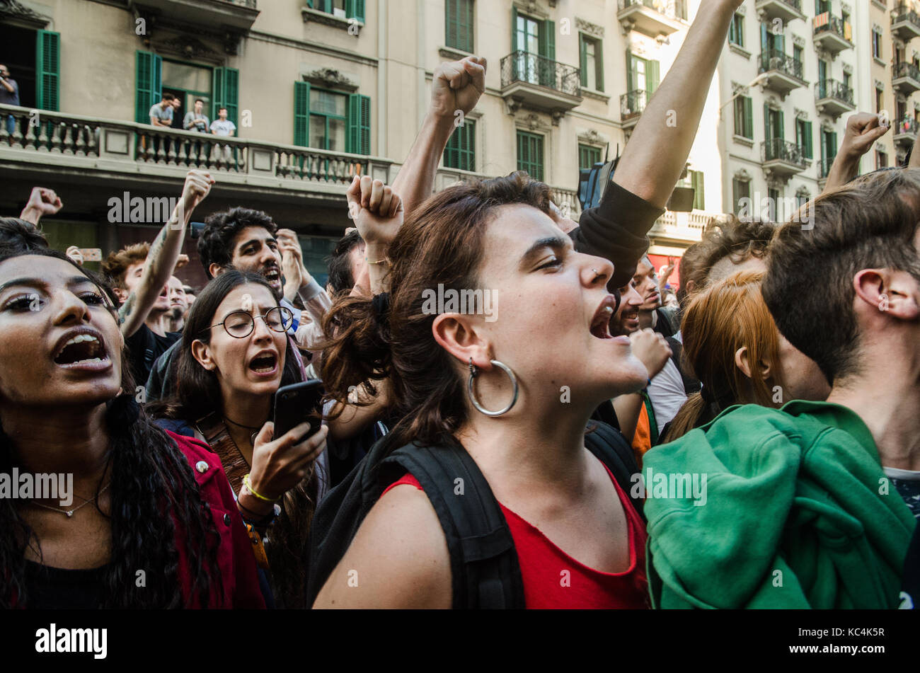 Barcelone, Espagne. 2Nd Oct, 2017. Les jeunes personnes qui protestaient contre les policiers qui tentent de protéger le quartier général de la police espagnole. Un grand nombre de personnes sont assis au siège de la police espagnole à Barcelone. Ils sont là pour exprimer leur colère que la police nationale espagnole utilisé la force contre des manifestants pro indépendance et d'essayer d'empêcher le référendum de se produire la veille. Credit : SOPA/Alamy Images Limited Live News Banque D'Images