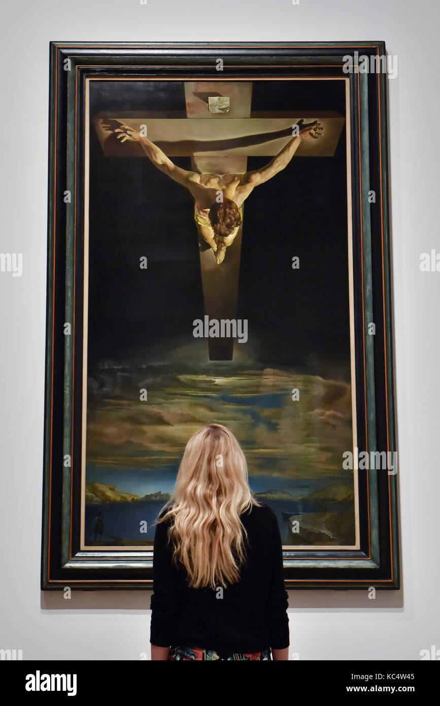 Londres, Royaume-Uni. 3 octobre 2017. Un membre du personnel vues 'Christ  de Saint Jean de la Croix', 1951, de Salvador Dali lors de l'aperçu de 'Dali  / Duchamp', une nouvelle exposition d'œuvres