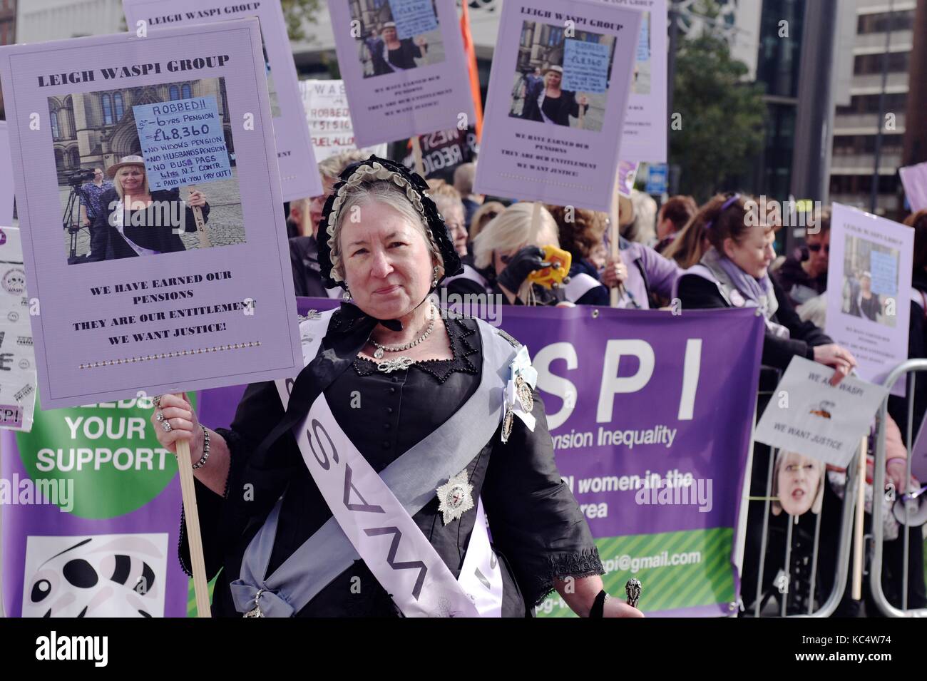 Manchester uk 3 octobre 2017 un groupe de femmes principalement protestent à l'extérieur de la conférence du parti conservateur à Manchester contre le retard dans les femmes recevant la pension d'état à un âge plus avancé. Beaucoup de ceux qui s'attendaient à recevoir à 60 ans et avait fait des plans sur cette base doivent attendre jusqu'à ce qu'ils sont 66. Ils ont choisi aujourd'hui pour protester, comme les pensions de l'ordre du jour de la conférence. Ils sont venus de tout le pays en raison de leur sens de l'impression sur l'injustice. crédit : John Fryer/Alamy live news Banque D'Images