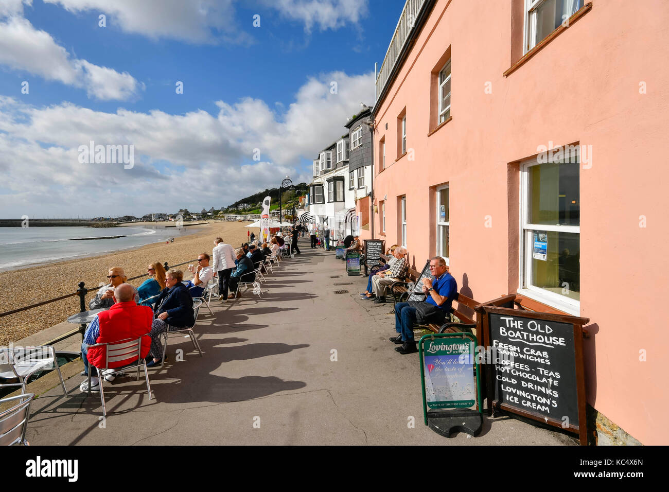 Lyme Regis, dans le Dorset, UK. 3ème Oct 2017. Météo britannique. Les visiteurs de la station balnéaire de Lyme Regis dans le Dorset bénéficiant à une chaude journée ensoleillée d'automne sur le front. Crédit photo : Graham Hunt/Alamy Live News Banque D'Images