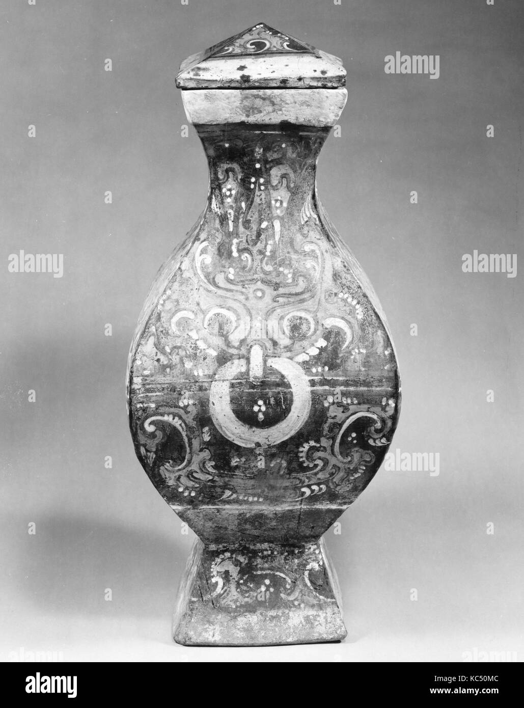 Pot carré avec couvercle (Blue Sea Island Hotel), de la dynastie des Han (206 av. J.-A.D. 220), la Chine, en grès avec des pigments, H. 21 3/4 in. (55,2 cm) ; W Banque D'Images