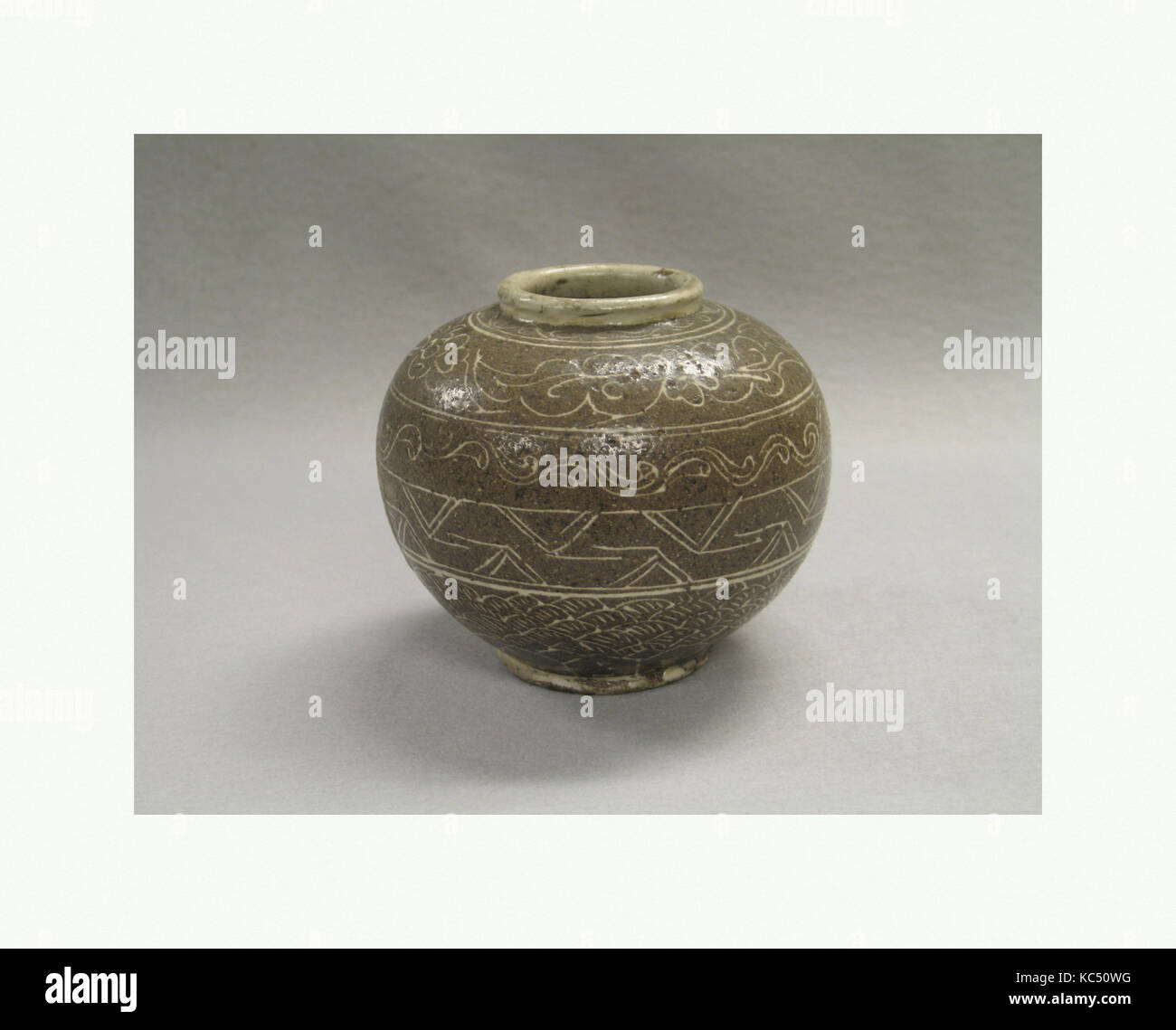 Vase, Dynastie Song (960-1279), de la Chine, de la poterie, dans H. 5. (12,7 cm) ; Diam. 5 1/2 in. (14 cm), Céramique Banque D'Images