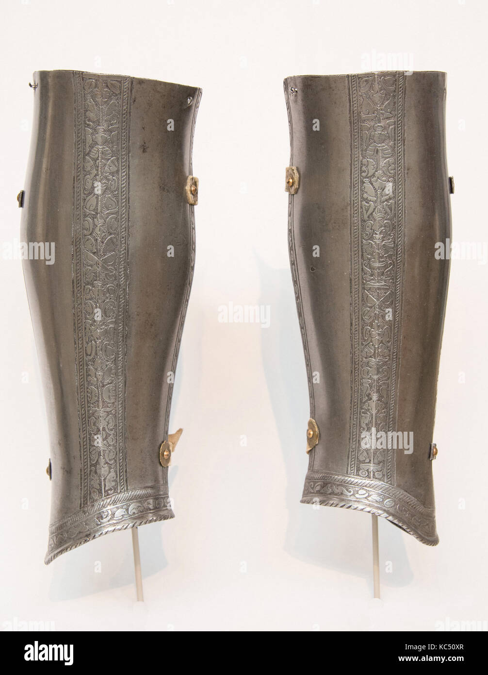Paire de Greaves (bas de la jambe de défense), ca. 1570, l'italien, l'acier, L. ; 13 7/8 in. (35,3 cm) ; O. 5. (12,7 cm) ; D. 4 1/2 in. (11 Banque D'Images