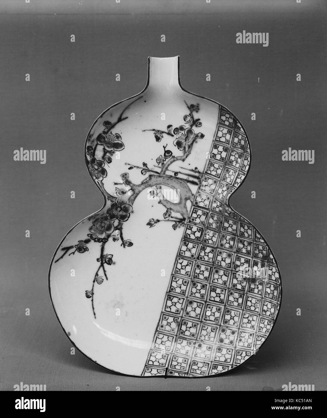 Plat à gâteau, de la période Edo (1615-1868), 1700, au Japon, en porcelaine blanche décorée en bleu sous l'émail, émaux polychromes de Hizen ( Banque D'Images Plat à gâteau, de la période Edo (1615-1868), 1700, au Japon, en porcelaine blanche décorée en bleu sous l'émail, émaux polychromes de Hizen ( Banque D'Images