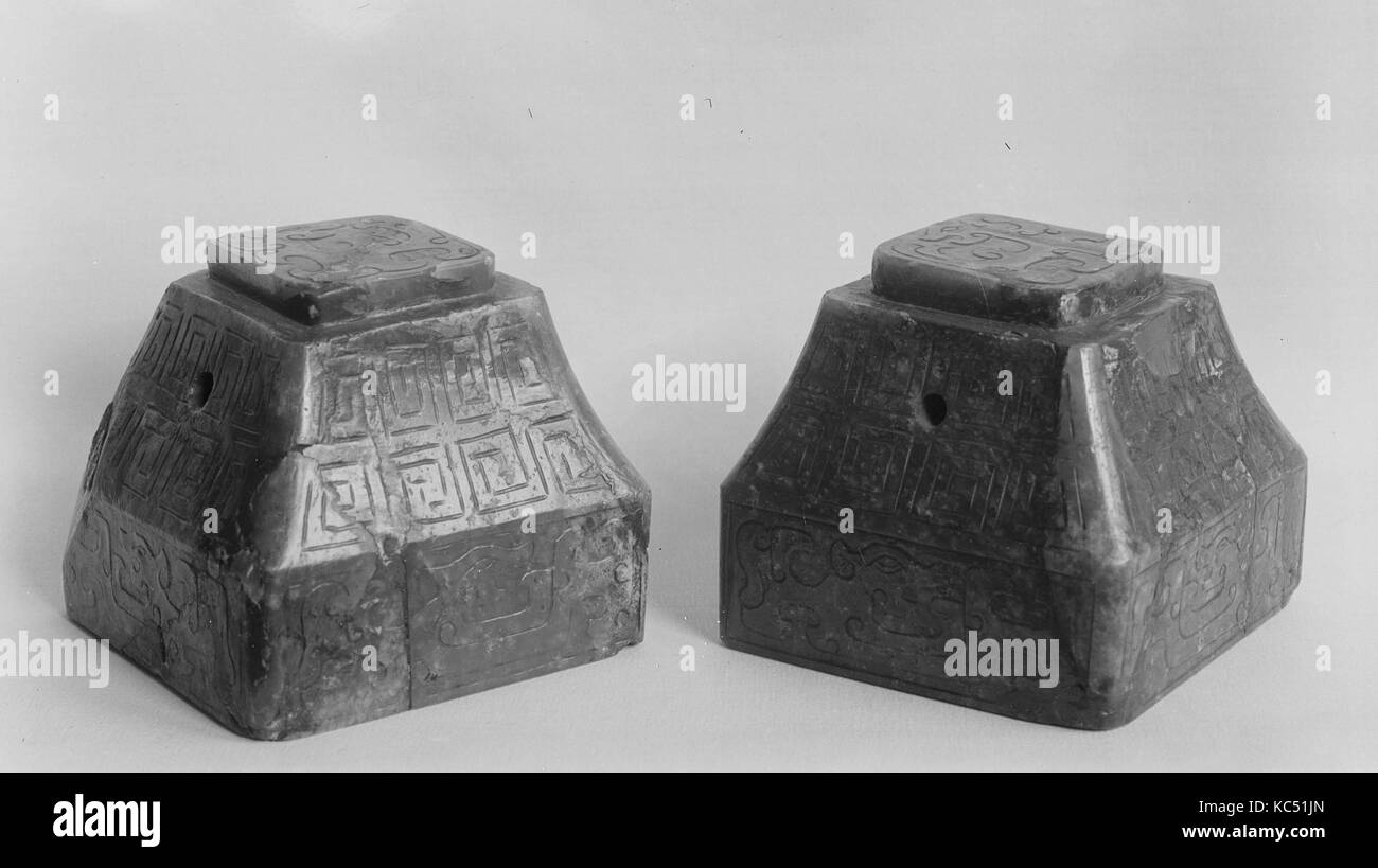 Joint, de la dynastie des Han (206 av. J.-A.D. 220), la Chine, la néphrite, vert sauge, H. 3 1/4 in. (8,3 cm) ; W. 3 1/4 in. (8,3 cm) ; L. 2 7/8 po Banque D'Images