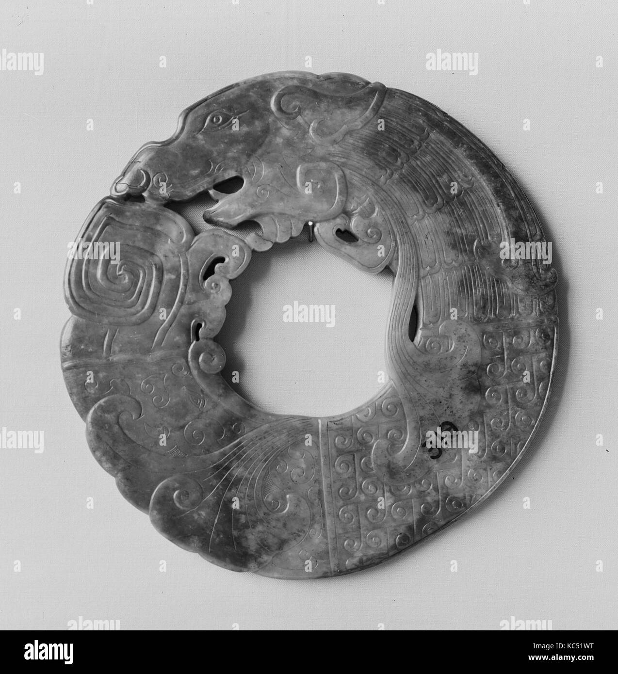Tablette percée circulaire, de la dynastie des Han (206 av. J.-A.D. 220), la Chine, la néphrite, H. 5. (12,7 cm) ; W. en 3/8. (1 cm), Jade Banque D'Images