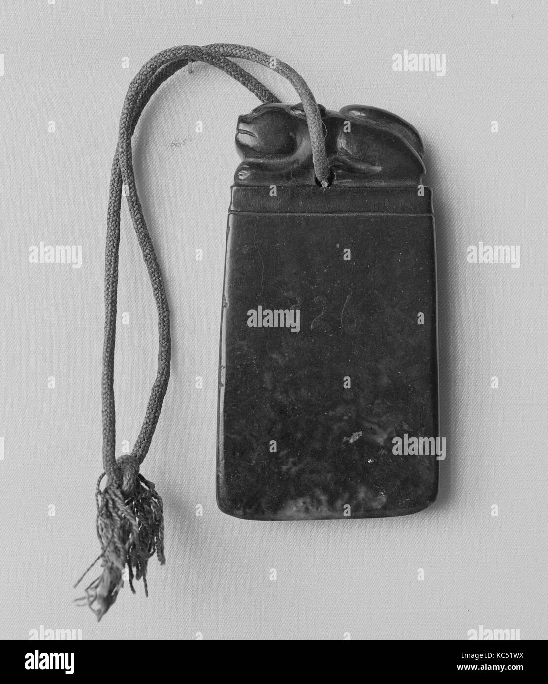 Amulette, dynastie des Han (206 av. J.-A.D. 220), la Chine, la néphrite, H. 2 3/16 in. (5,6 cm) ; W. 1 3/16 in. (3 cm) ; L. 5/16 in. (0,8 cm Banque D'Images