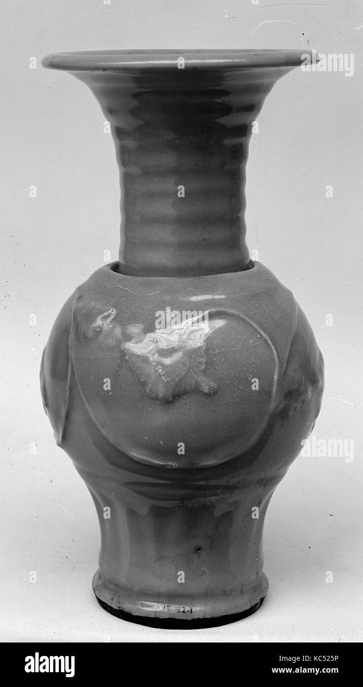 Vase, Dynastie Song (960-1279), de la Chine, de la Poterie (Longquan ware), H. 9 5/8 in. (24,4 cm), Céramique Banque D'Images