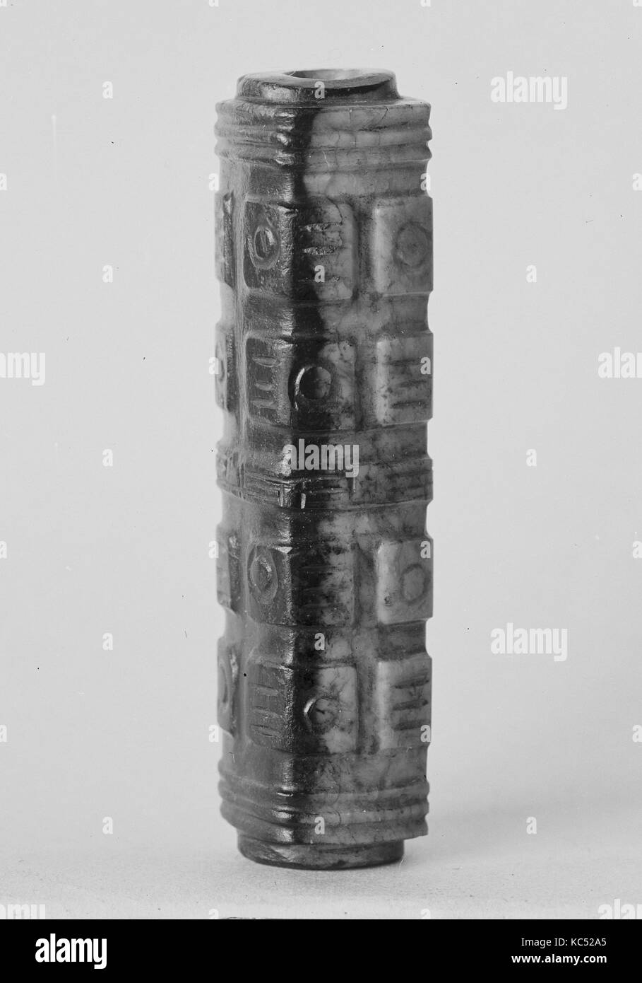 Tube : emblème de la Terre, de la dynastie des Han (206 av. J.-A.D. 220), la Chine, le Jade, H. 2 3/8 in. (6 cm) ; W. 9/16 in. (1,4 cm) ; D. 9/16 in. (1.4 Banque D'Images