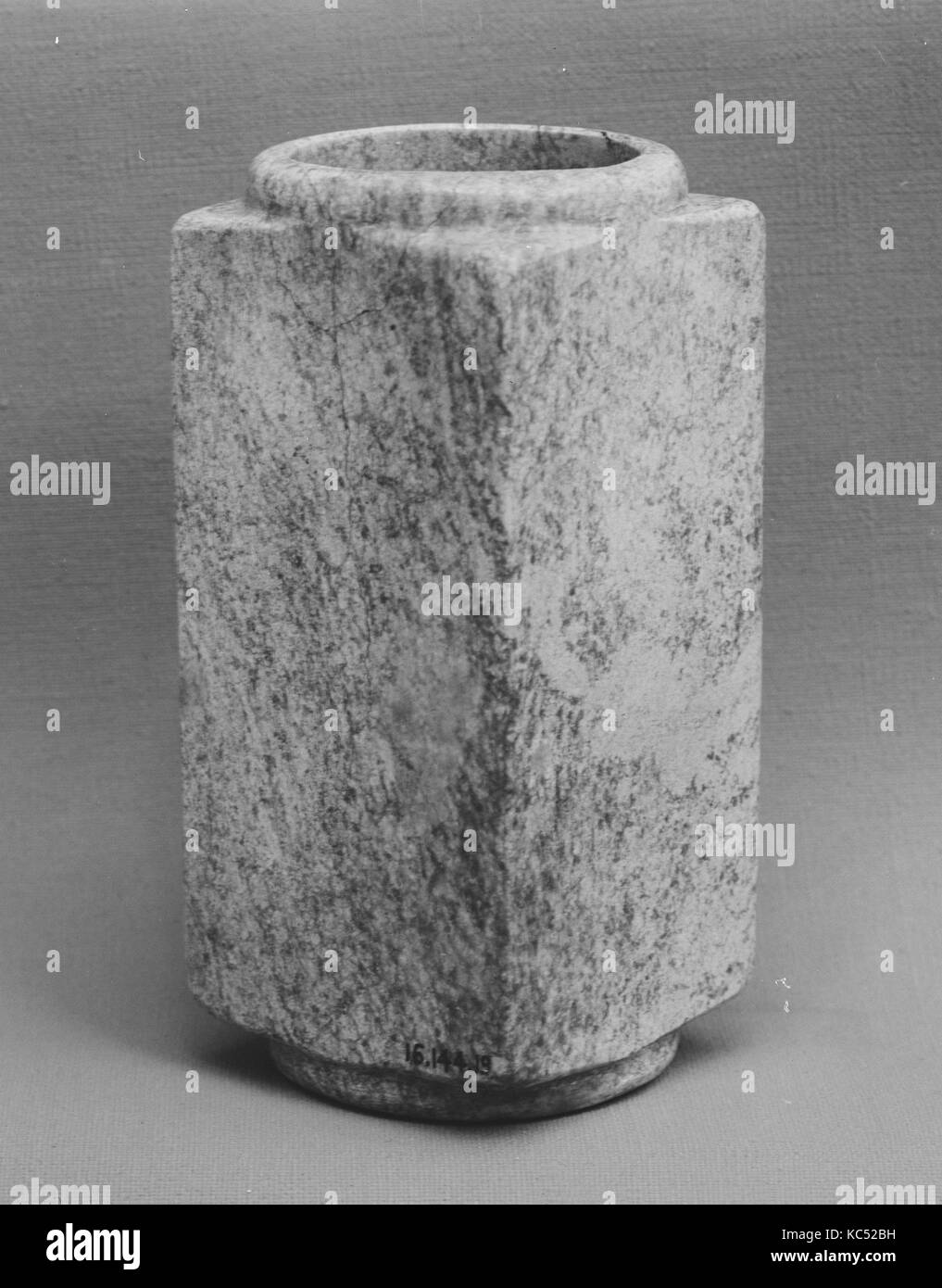 Tube, de la dynastie des Han (206 av. J.-A.D. 220), la Chine, le Jade, H. 3 1/2 in. (8,9 cm) ; W. 2 1/2 in. (6,4 cm) ; D. 1 1/2 in. (3,8 cm), Jade Banque D'Images
