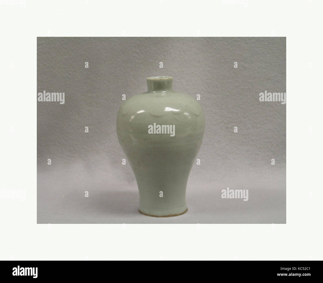 Vase, dynastie Ming (1368-1644), Chine, porcelaine avec céladon, H. 6. (15,2 cm), Céramique Banque D'Images