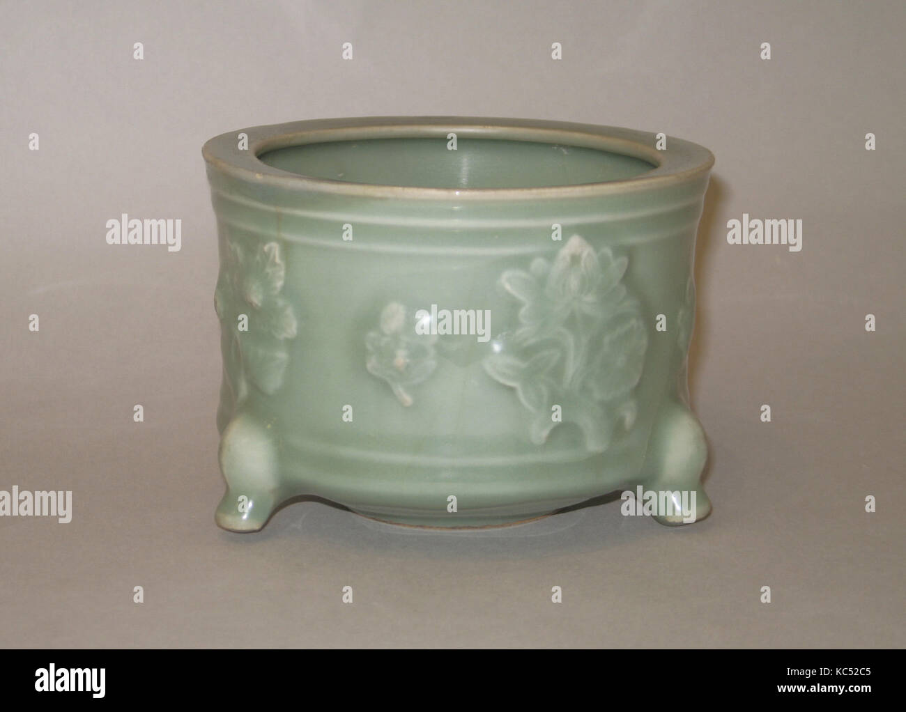 Brûleur d'encens, Dynastie Song (960-1279), la Chine, l'Porcelanous ware 1828 céladon Longquan (Ware), H. 4. (10.2 cm Banque D'Images